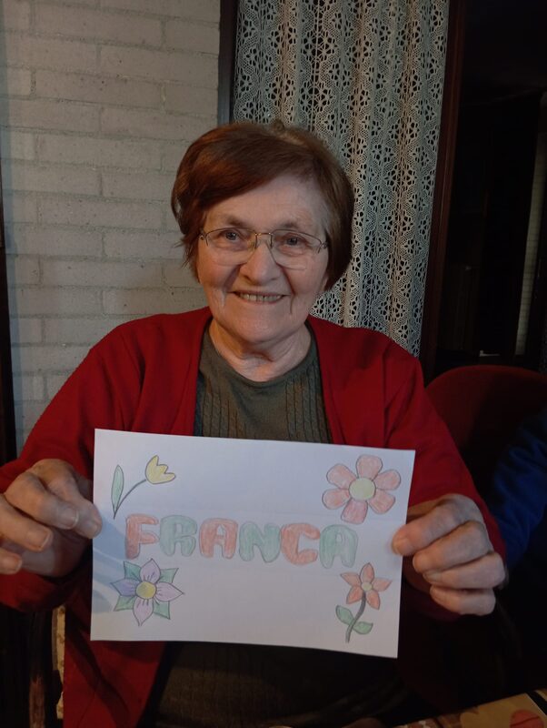 Momento conviviale nella casa famiglia a Lein&igrave;