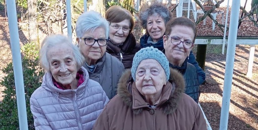 Gli ospiti di Villa Roveglia nel giardino della casa famiglia a Lein&igrave;